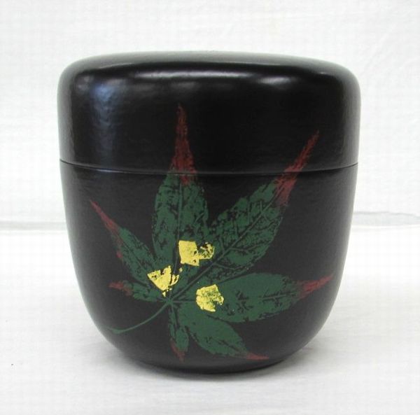<茶道具・茶器、棗>中棗黒塗一閑押青楓蒔絵立ち上がりに流水木製山下泰園作初夏にお使い頂きたいお棗です