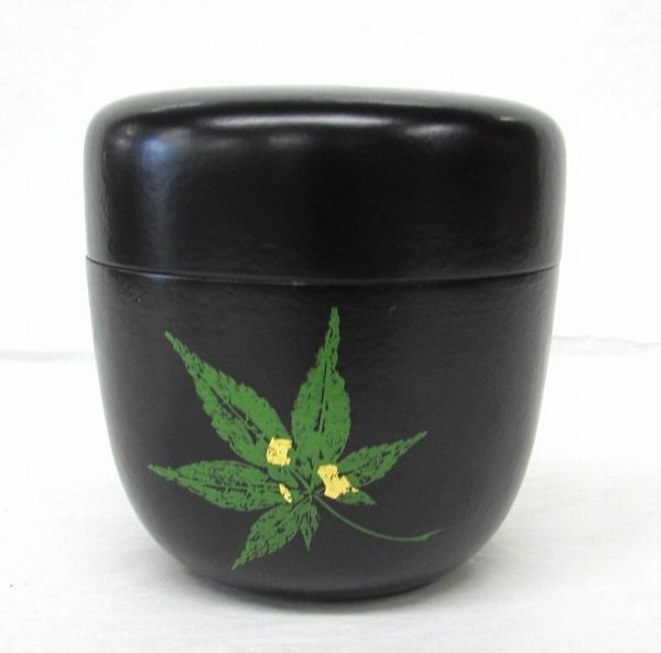<茶道具・茶器、棗>中棗黒塗一閑押青楓蒔絵立ち上がりに流水木製山下泰園作初夏にお使い頂きたいお棗です