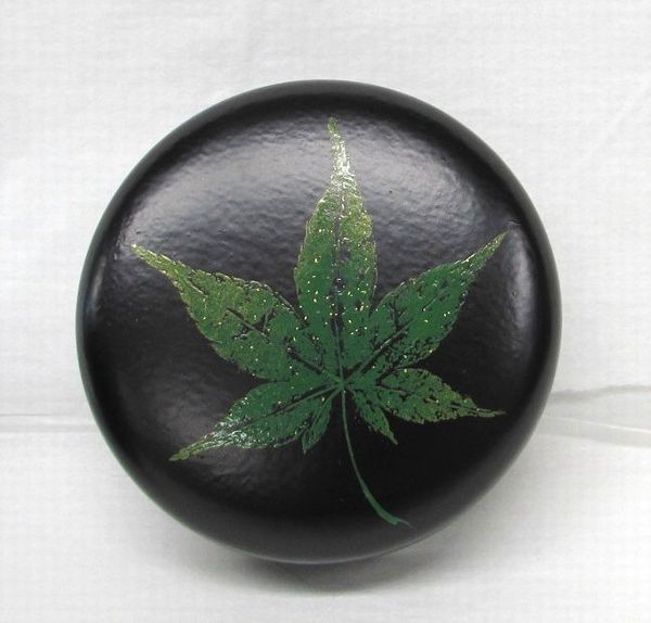 <茶道具・茶器、棗>中棗黒塗一閑押青楓蒔絵立ち上がりに流水木製山下泰園作初夏にお使い頂きたいお棗です