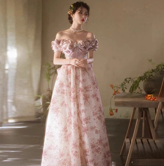 パーティードレス ピンク 花柄 薔薇の花 オフショルダー フリル 大きいリボン ロング丈 マキシ丈 ドレス 結婚式 二次会 パーティー 演奏会 ドレス レトロ エレガント ロマンチック 優しいピンク 星屑 キラキラ カラードレス 編み上げ XS S M L XL 2XL 3XL 6,760円