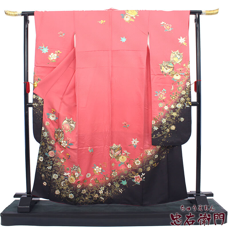 【中古】 振袖 再利用 成年者式 正絹 売りわたす 仕立てもの売り上げ金 御召しもの 振り袖 サクラ色 糸巻き文 唐草 身たけ168糎 裄丈66糎 貨物輸送無料 即日送りとどける
