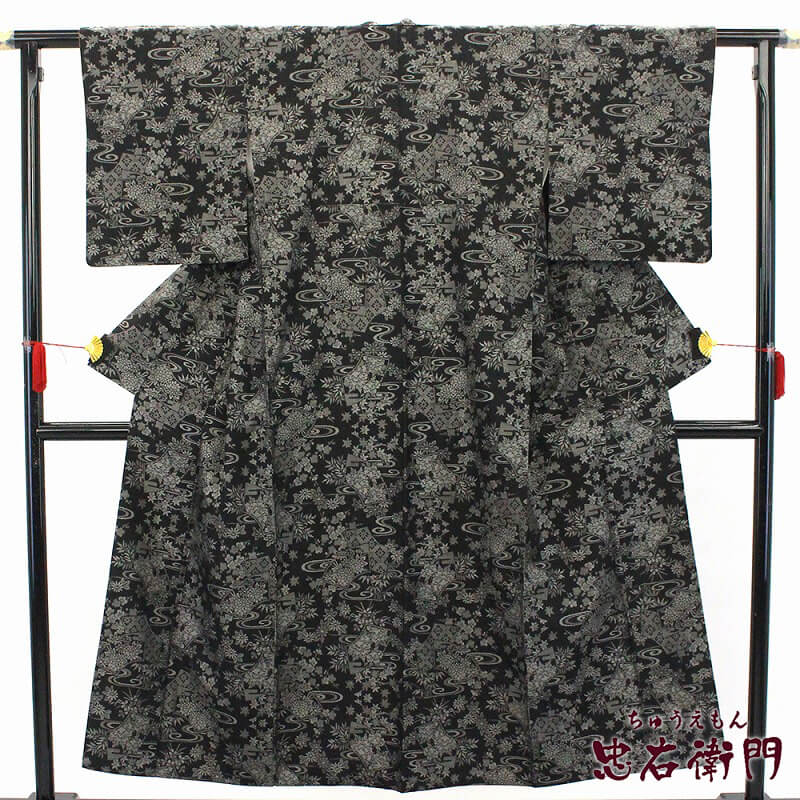 【中古】 紬 本場大島紬 証紙 レディース 正絹 黒 灰 身丈156cm 裄丈62.5cm 仕立て上がり着物 カジュアルリサイクル着物 リサイクル 送料無料 即日発送