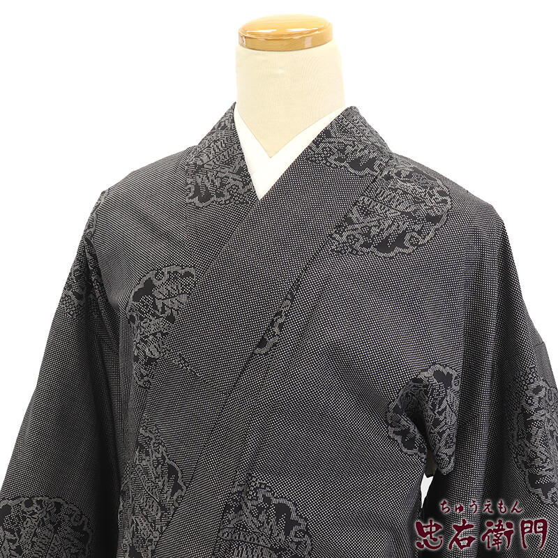 【30％OFF】【季節終了間近！袷着物ラストセール】リサイクル着物 リサイクル 大島紬 レディース 正絹 黒灰 雪輪 建物柄 身丈170cm 裄丈66.5cm 仕立て上がり着物 カジュアル 街着 【中古】 送料無料 即日発送