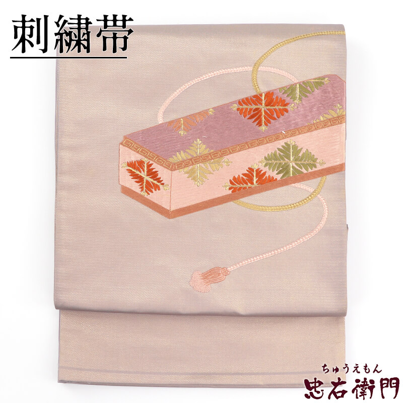 【中古】 袋帯 ふくろ帯 再利用 レディース 正絹 灰桃 刺しゅう 文箱 組紐 長さ431糎 幅31糎 仕立てもの売り上げ金帯 再利用帯 即日送りとどける
