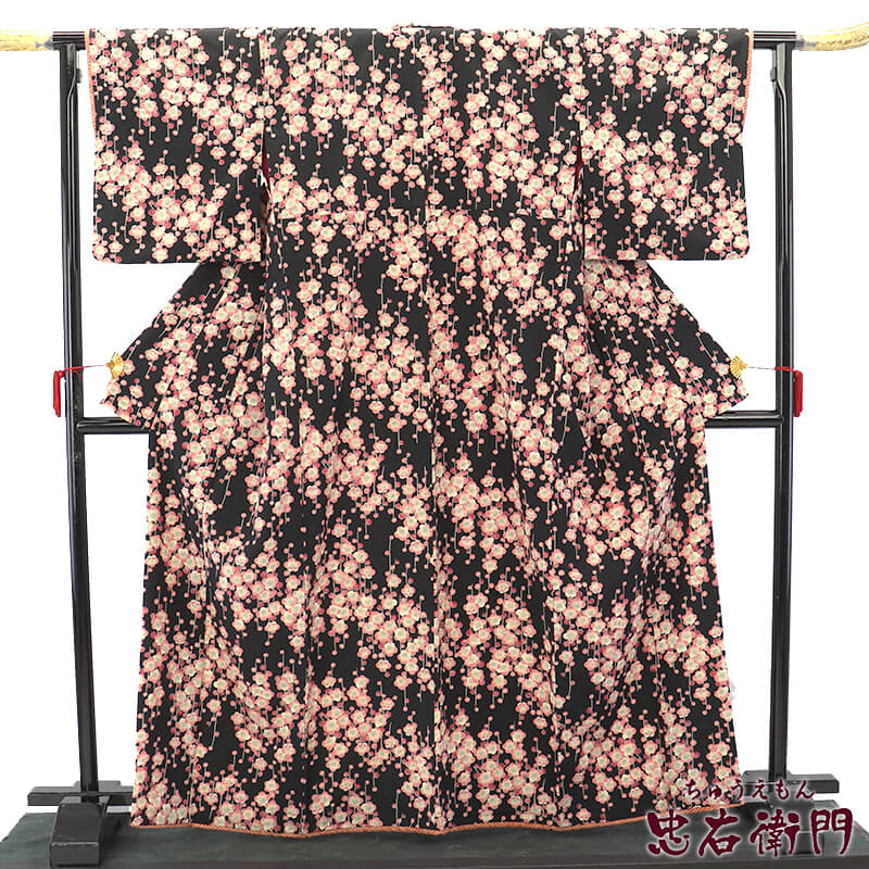 【中古】 小紋 小紋着物 化繊着物 レディース 化繊 黒 梅 ふき 身丈168cm 裄丈67.5cm 仕立て上がり着物 リサイクル着物 送料無料 即日発送|ビスコンティ&きもの忠右衛門