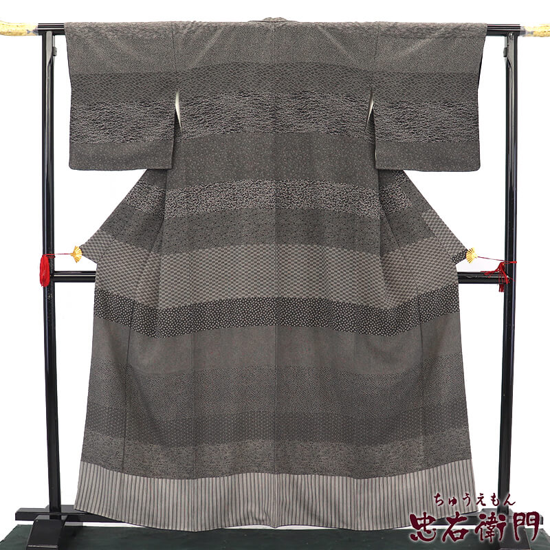 【中古】 日本の首都小紋 付下げ 袷 レディース 正絹 黒灰 鮫小紋 段々柄 身の丈163珊 裄丈65珊 寄り合い M大きさ好いかげんに 再利用御召しもの リユース御召しもの 中古御召しもの 貨物輸送無料 即日送りとどける