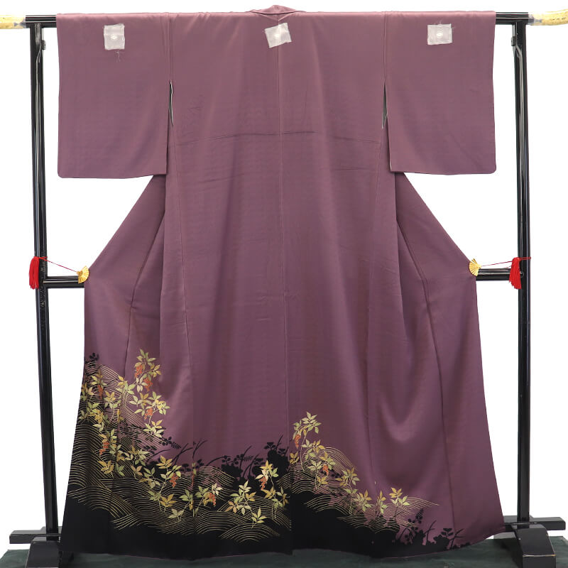 【中古】 色留袖 留袖 短い訪問着仕立てもの 袷 レディース 正絹 紫 南天 植物柄 参紋 丸に剣片喰 身たけ167.5糎 裄丈66.5糎 儀式用 寄りあい 観劇 華燭の典 フォーマル ゆったり大きさ 再利用御召しもの リユース御召しもの 中古御召しもの 貨物輸送無料 即日送りとどける