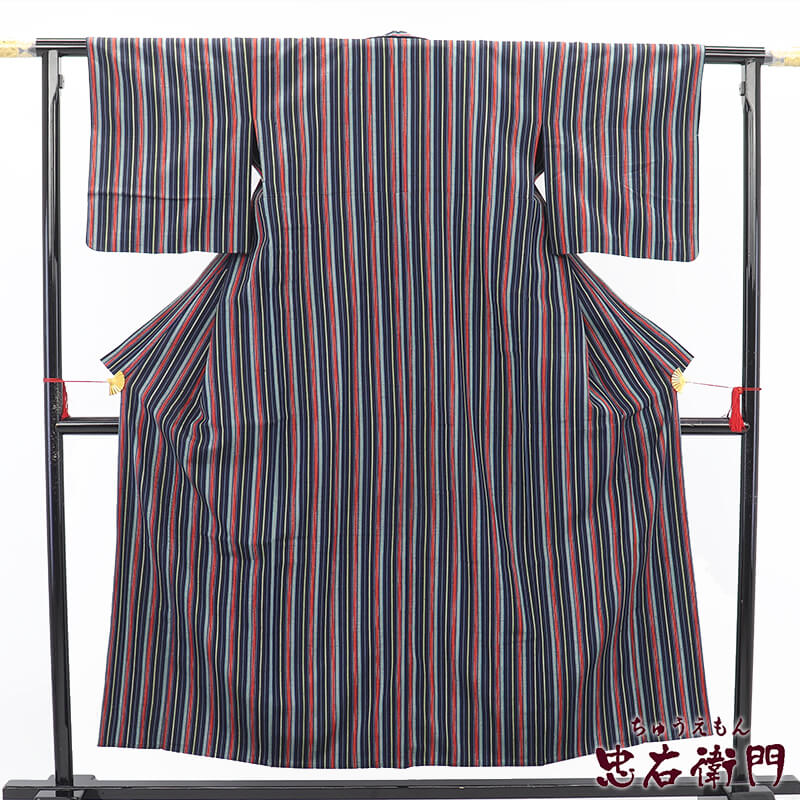 【中古】 ざざんさ風 紬 単衣着物 袷 レディース 正絹 紺 赤 水色 縞 身丈157.5cm 裄丈64cm カジュアル 街歩き 普段着 S～Mサイズ相当 リサイクル着物 リユース着物 中古着物 送料無料 即日発送