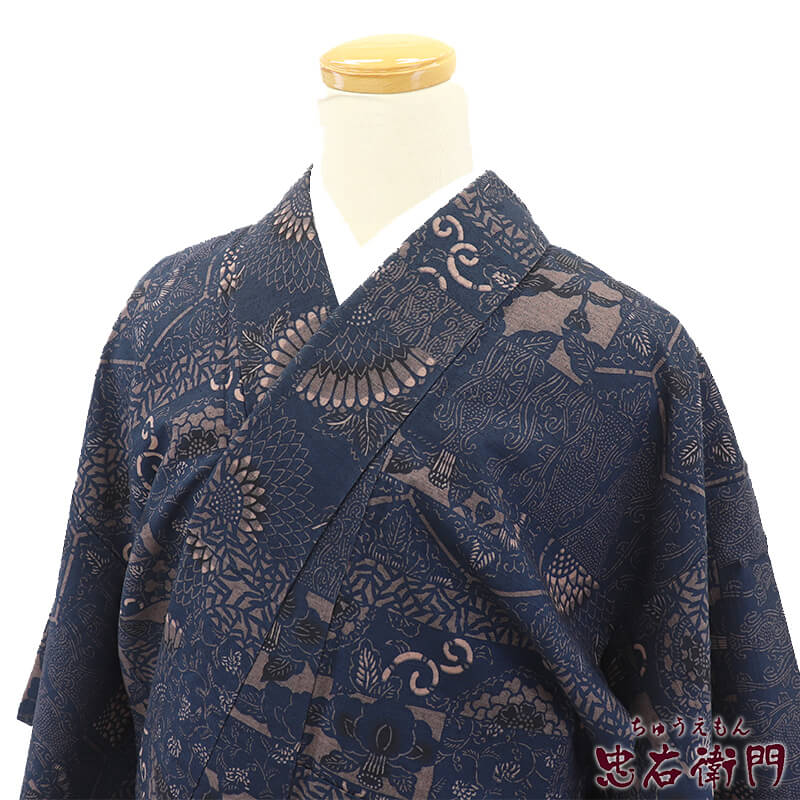 【中古】 紬 紬着物 染め紬 袷 レディース 正絹 紺 椿 亀甲 花唐草文 身丈159cm 裄丈63cm カジュアル 街歩き Mサイズ相当 リサイクル着物 リユース着物 中古着物 即日発送