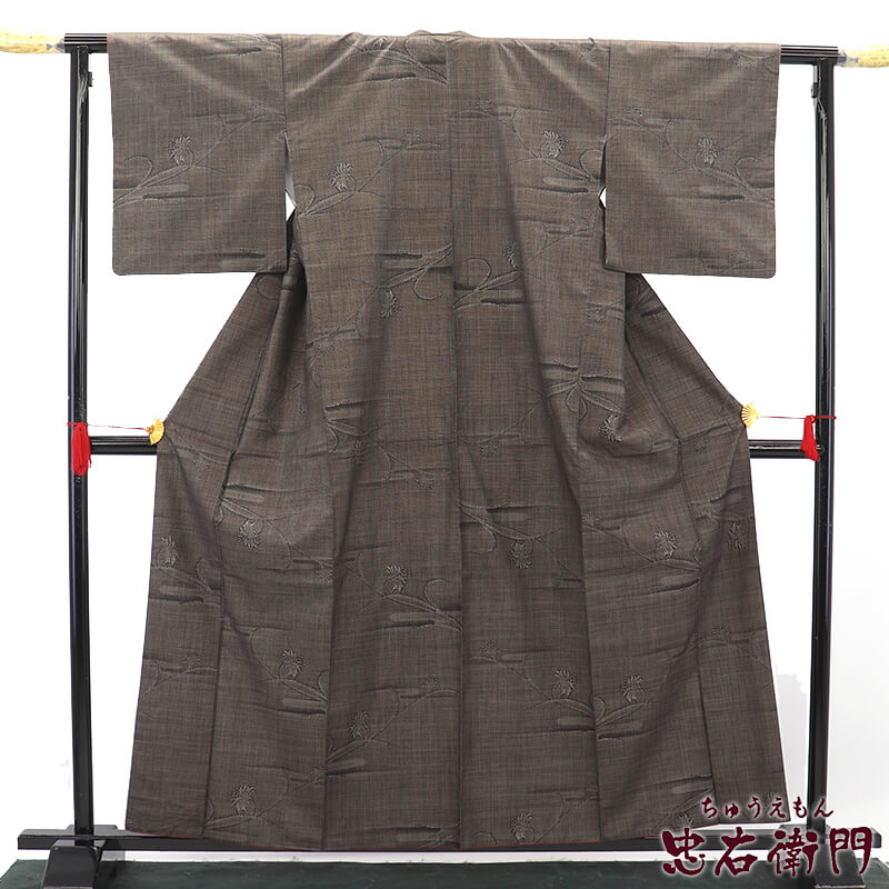 【中古】 大島紬 紬 袷 レディース 正絹 茶色 花柄 すっきり 身丈163cm 裄丈65.5cm 観劇 お出掛け ランチ M～Lサイズ相当 リサイクル着物 リユース着物 中古着物 送料無料 即日発送｜ビスコンティ＆きもの忠右衛門