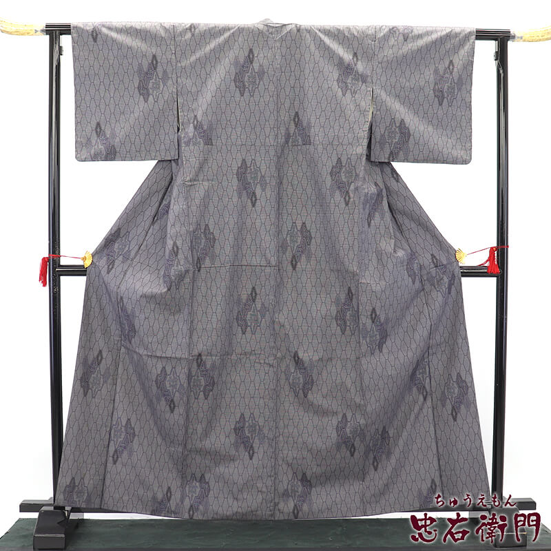 【中古】 大島紬 紬 袷 レディース 正絹 灰紫 亀甲 抽象柄 身丈166cm 裄丈65.5cm 観劇 お出掛け ランチ M～Lサイズ相当 リサイクル着物 リユース着物 中古着物 即日発送