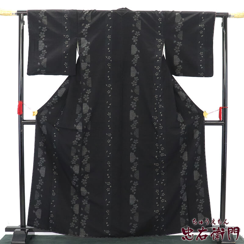 【中古】 結城紬 証紙付き はたおり娘 袷 レディース 正絹 黒 花文様 雪輪 かわいい 身丈167.5cm 裄丈67cm 観劇 お出掛け ランチ Lサイズ相当 リサイクル着物 リユース着物 中古着物 送料無料 即日発送