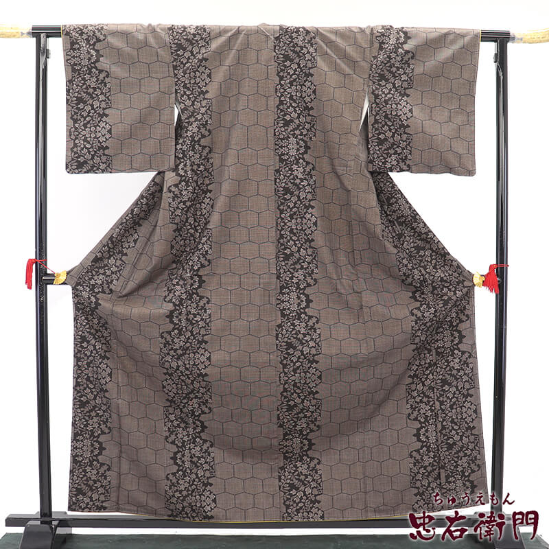 【中古】 発祥地大島紬 証紙付き添い人 大島紬 袷 レディース 正絹 茶黒 亀甲 菊 身たけ165糎 裄丈66糎 観劇 お出掛け 晩ご飯 M～L大きさ好いかげんに 再利用御召しもの リユース御召しもの 中古御召しもの 貨物輸送無料 即日送りとどける