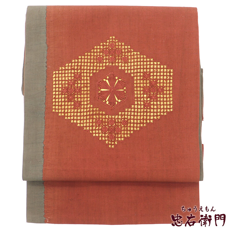 【中古】 名古屋帯 なごや帯 刺繍 汕頭刺繍 正絹 お太鼓柄 九寸帯 赤茶 菱 透け感 長さ375cm 幅31cm リサイクル 和装 普段使い おしゃれ着向き 着物 仕立て上がりリサイクル帯 送料無料 即日発送｜ビスコンティ＆きもの忠右衛門