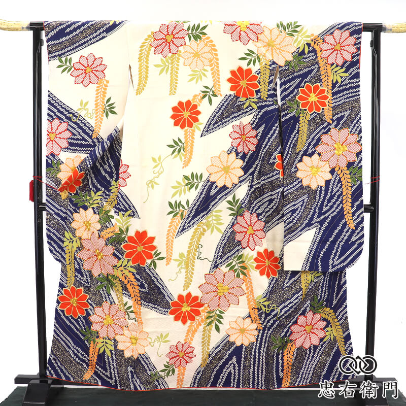 【中古】 振袖 長襦袢 2点 仕掛ける 着付ける能力のある レディース 正絹 紺 白 花柄 鹿の子柄 言い慣わし文様 金駒刺しゅう 身たけ163糎 裄丈68.5糎 成年者式 華燭の典 M～L大きさ好いかげんに 再利用御召しもの リユース御召しもの 中古御召しもの 貨物輸送無料 即日送りとどける
