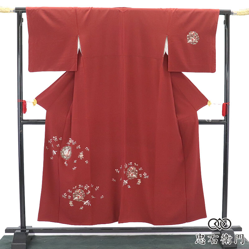 【中古】 刺しゅう 付下げ 袷 レディース 正絹臙脂 赤 刺しゅう 鳥 花唐草 唐花 身の丈155.5糎 裄丈67.5糎 観劇 寄り合い お召し上がる会 M大いさ好いかげんに 再利用御召しもの リユース御召しもの 中古御召しもの 即日送りとどける