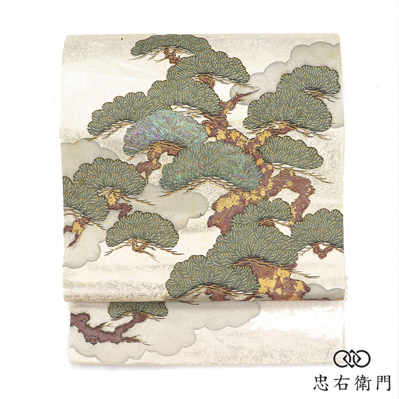 【中古】 袋帯 正絹 お太鼓柄 銀 松 螺鈿 晴れ晴れしい 値打ち 長さ436糎 幅31糎 儀式用 儀式用 会食 御芽出度 再利用帯 中古帯 仕立てもの売り上げ金帯 レディース お上さん用 お召しもの 貨物輸送無料 即日送りとどける