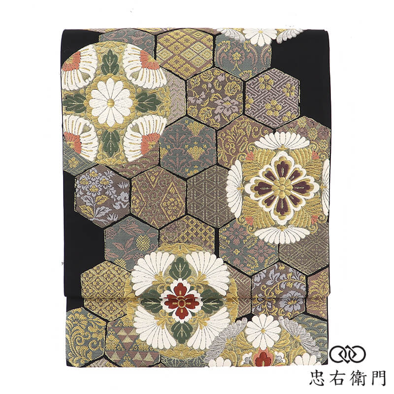 【中古】 袋帯 西陣織 正絹 六通柄 黒 金 誰が花 古代裂 亀甲 華文 豪華 長さ425cm 幅31cm お祝い 式典 芸術鑑賞 リサイクル帯 中古帯 仕立て上がり帯 レディース 女性用 着物 送料無料 即日発送｜ビスコンティ＆きもの忠右衛門