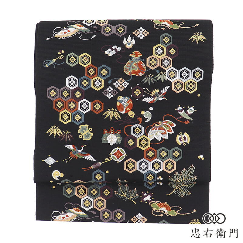 【中古】 袋帯 正絹 六通柄 黒 宝尽くし文様 鶴 伝統文様 元禄宝尽くし 長さ426cm 幅31cm お祝い 式典 結婚式 縁起 リサイクル帯 中古帯 仕立て上がり帯 レディース 女性用 着物 送料無料 即日発送｜ビスコンティ＆きもの忠右衛門