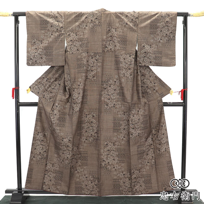【中古】 大島紬 紬 袷 レディース 正絹 茶色 花柄 植物文様 洋風 モダン 身丈164cm 裄丈66cm 食事会 お出かけ 同窓会 パーティ M～Lサイズ相当 リサイクル着物 リユース着物 中古着物 送料無料 即日発送｜ビスコンティ＆きもの忠右衛門