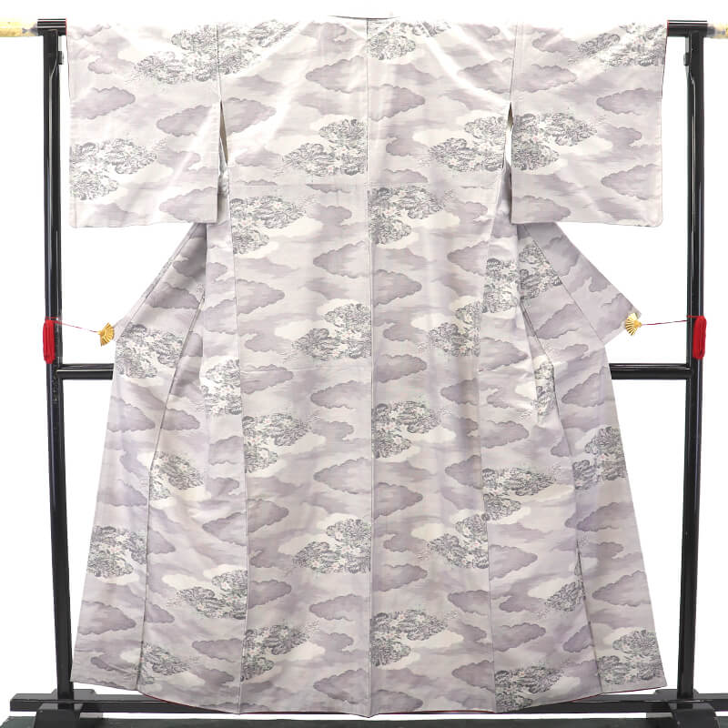 【中古】 白大島紬 大島紬 紬 袷 レディース 正絹 薄紫 雲取り 植物文様 上品 身丈162cm 裄丈67.5cm 芸術鑑賞 観劇 お出かけ M~Lサイズ相当 リサイクル着物 リユース着物 中古着物 送料無料 即日発送|ビスコンティ&きもの忠右衛門