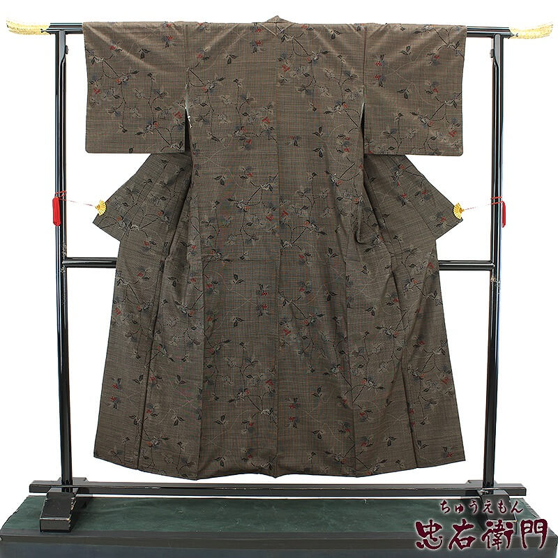 【中古】 大島紬 再利用 御召しもの 正絹 心地好い レディース 袷 黒いこと 赤銅色 花柄 身たけ155糎 裄丈64糎 貨物輸送無料 即日送りとどける