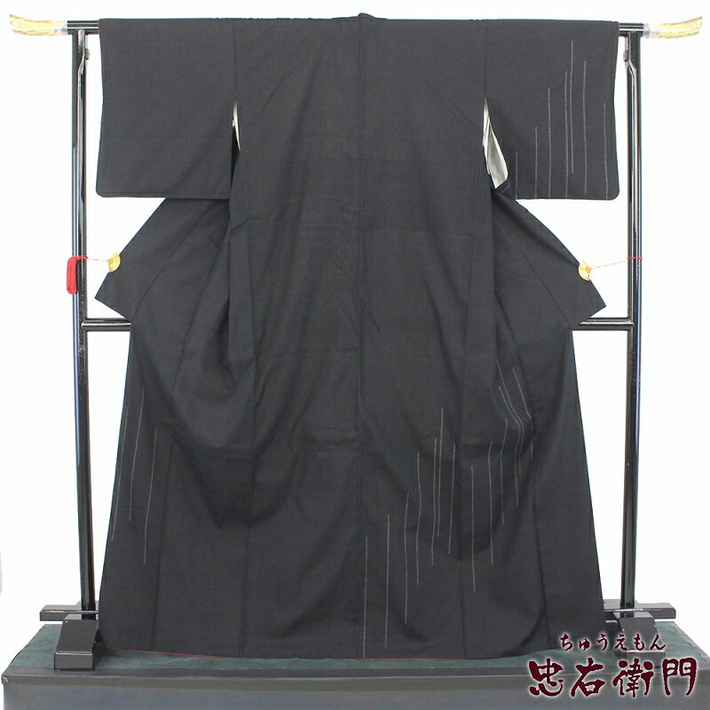 【中古】 結城紬 付下げ レディース 正絹 紬付下げ 黒 雨絣 格好のいい 身の長172珊 裄丈67.5珊 仕立てもの売り上げ金お召しもの 心地よい再利用お召しもの 再利用 貨物輸送無料 即日送りとどける レディースファッション-和服-着物