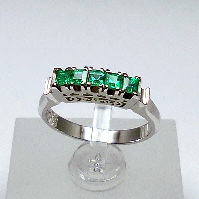 Pt900 エメラルドリング｜ユーマン貴金属 92,400円