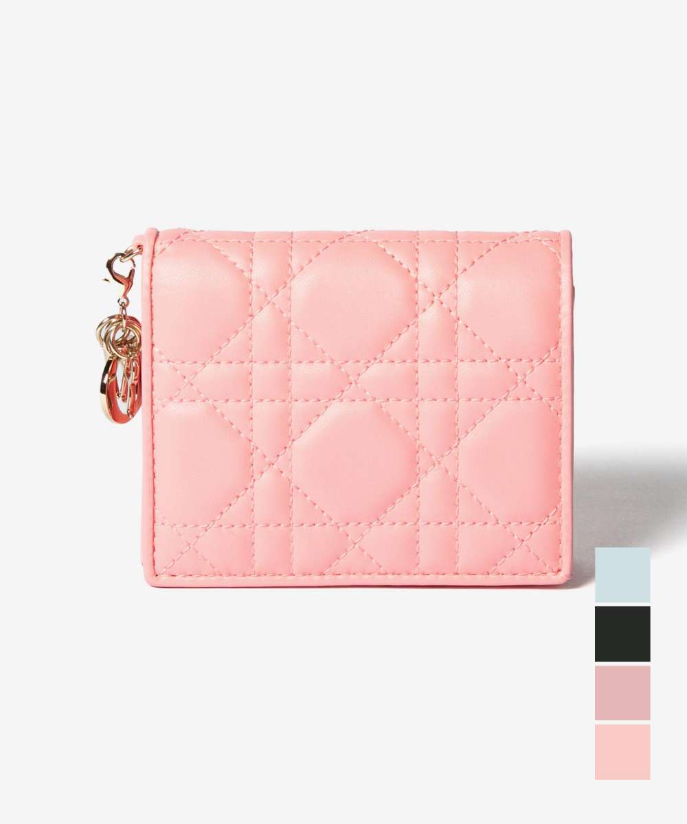 DIORピンク キルティング 二つ折り財布 チャーム付き Dior キルティング ピンク二つ折り財布 - メルカリ