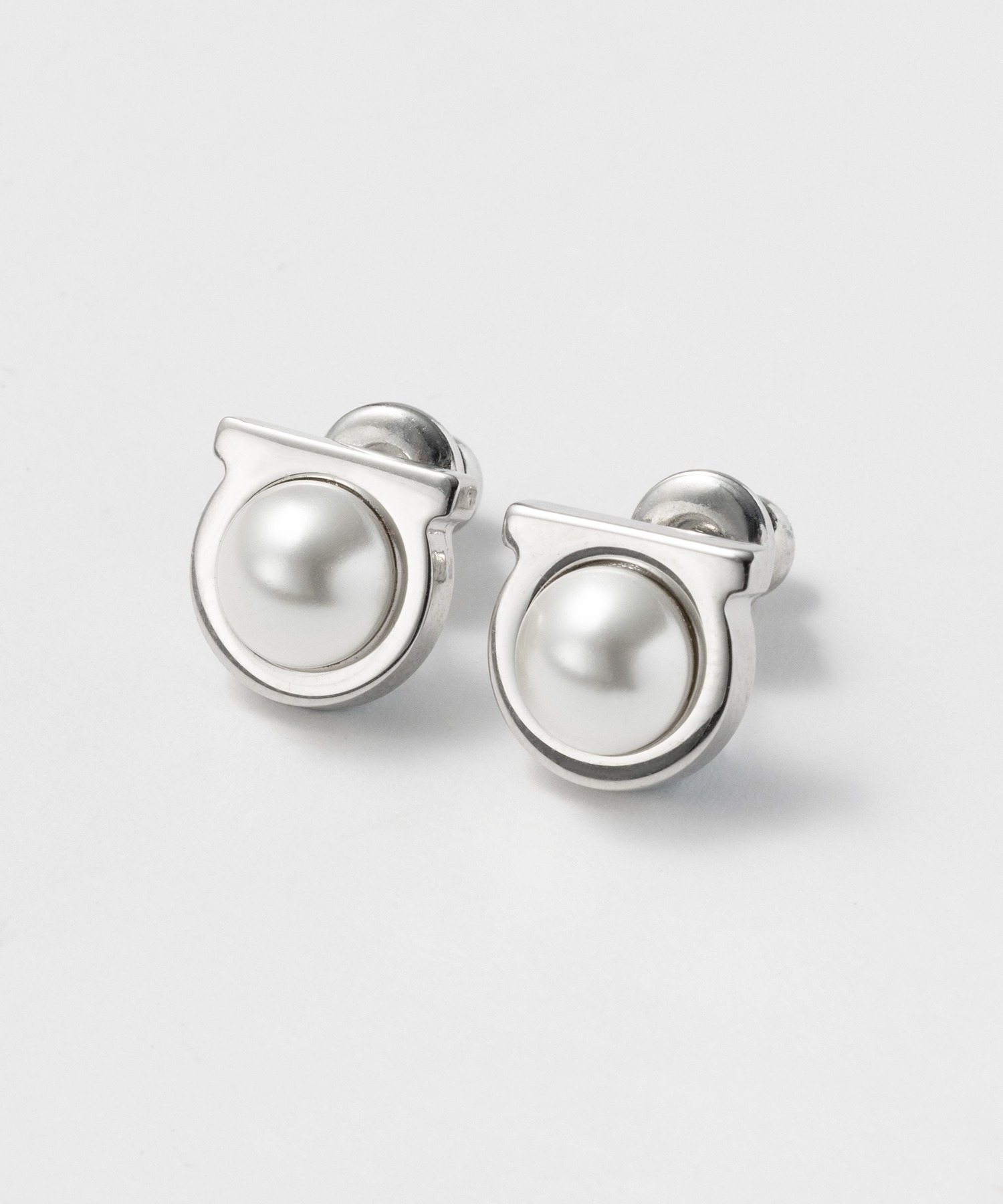 Salvatore Ferragamo ピアス GANCINI PEARL 696454 760121 Gancini pearls earrings - Women | Ferragamo