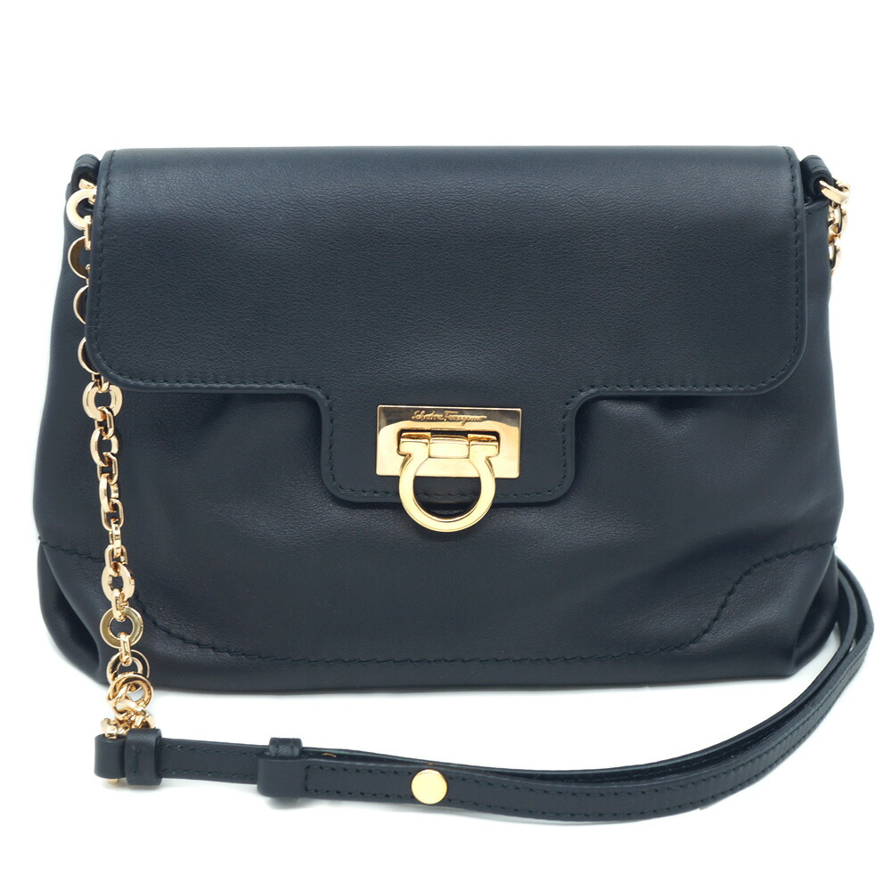 【栄】【FERRAGAMO】フェラガモ チェーン店ショルダーバッグ 鞄 黒いこと 黒 ゴールド金具 レディース 小物 余分の物 保護すること袋【中古】