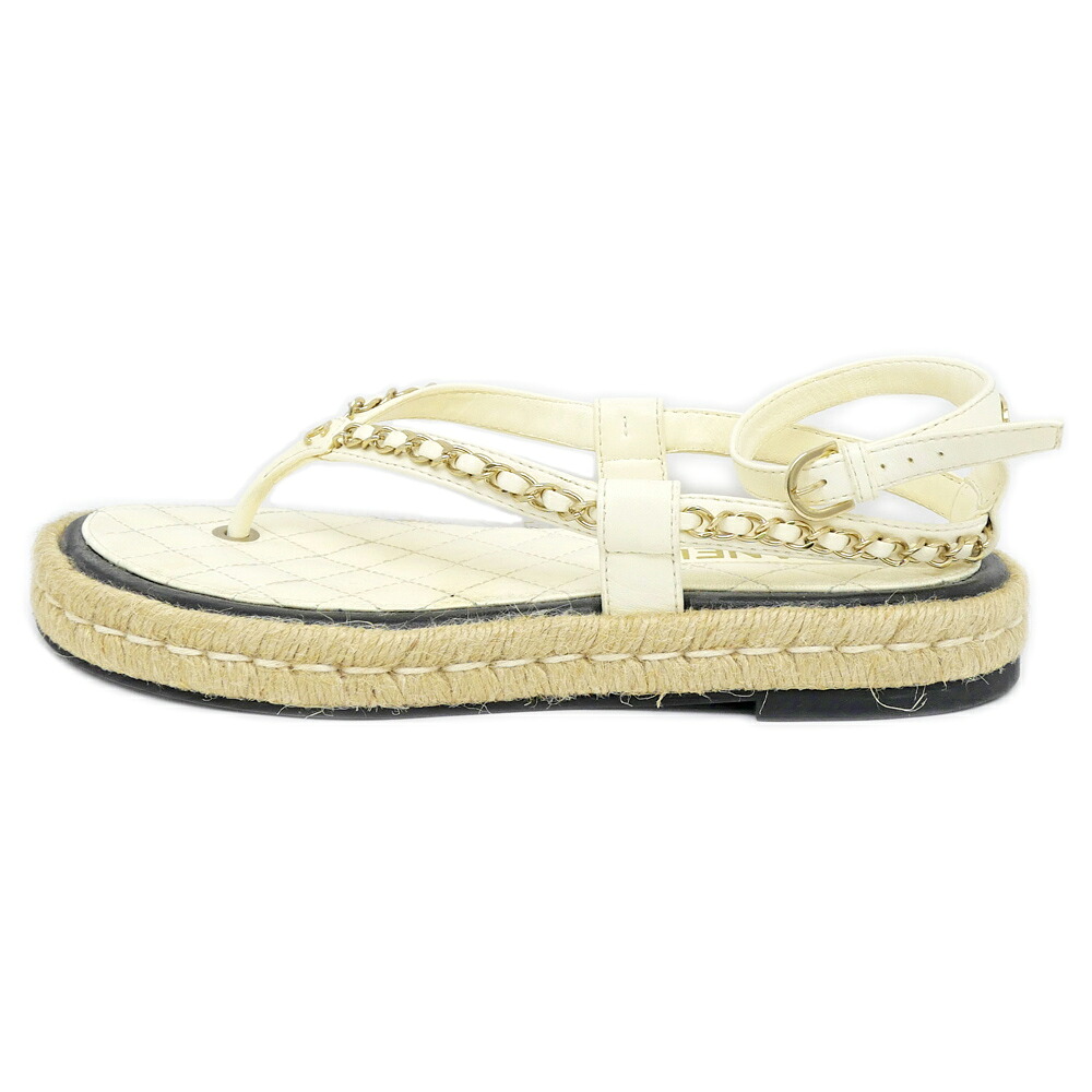 【名東】【CHANEL】シャネル サンダル チェーンモチーフ G36921 アイボリー ホワイト系 白系 ゴールド金具 サイズ39C ジュート トング フラット シューズ レディース 靴【中古】|質ウエダ