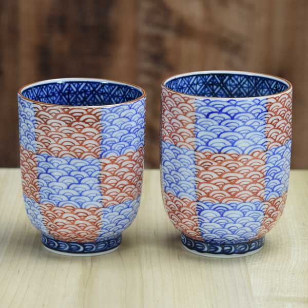 湯呑み 湯のみ 湯飲み 京焼 清水焼 湯呑み茶碗 磁器製 日本製 器 組湯呑 夫婦湯呑み 2客 木箱入り 青赤市松青海波 おしゃれ 高級 プレゼント 人気 和食器｜清水焼と宇治茶の宇治茶園