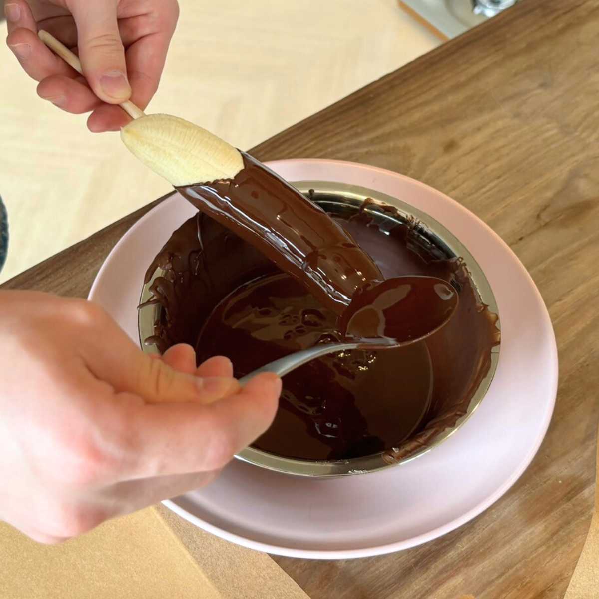楽天市場 チョコバナナ 用チョコレート ウルトラミックス 早くキレイに固まるチョコバナナ用専用チョコレート スイート 1kg バナナ約50本分 夏期クール 製菓材料 チョコバナナ コーティングチョコ チョコレート ウルトラミックス