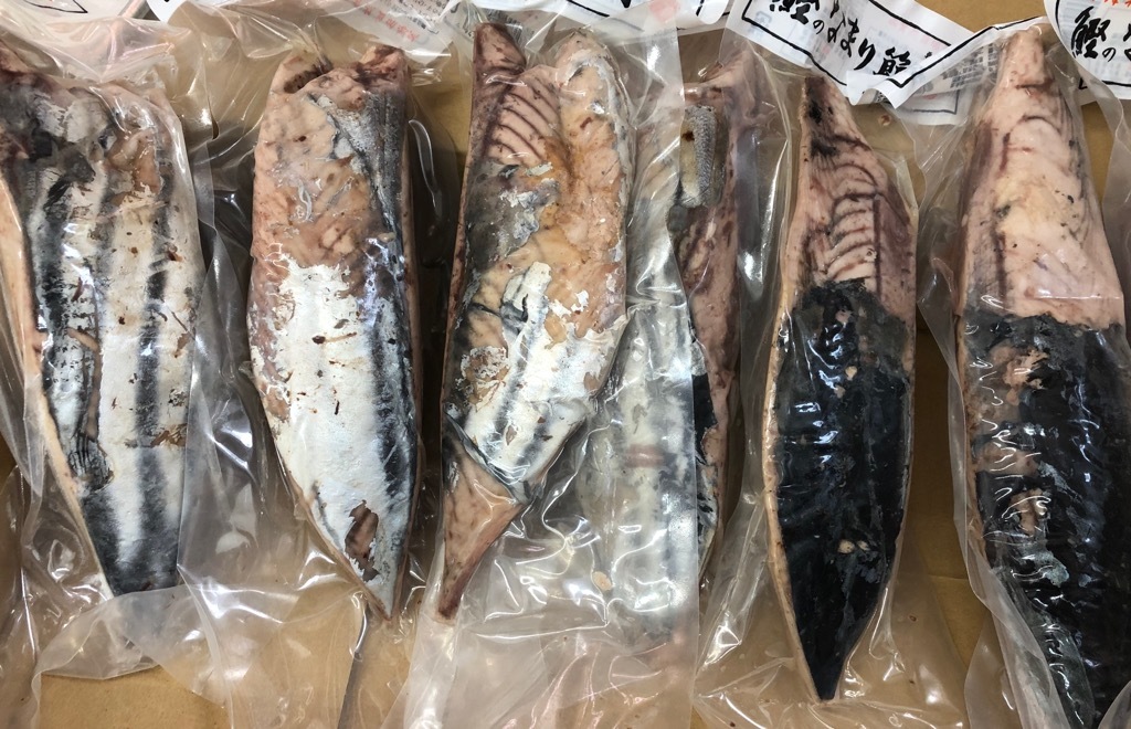 【楽天市場】かつおの なまり 節 ・2kg 約7本~入り【無添加・国内原料使用】そのままお好みの味付けでもいいですし、酢の物・サラダ、煮物など ...