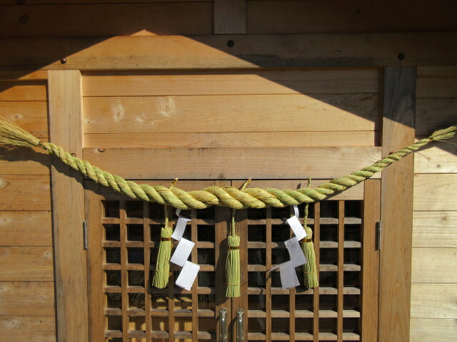 【楽天市場】神社・仏閣・ご家庭・商店・会社の[しめなわ・しめ縄・注連縄・標縄・占縄・七五三縄]両角型 両角型 房飾り3本 2 長さ100センチ ...