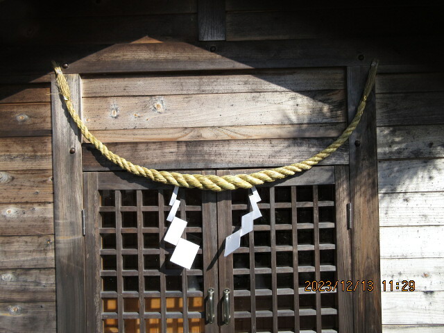 【楽天市場】神社・仏閣・ご家庭・商店・会社の[しめなわ・しめ縄・注連縄・標縄・占縄・七五三縄]両角型 御幣飾り 7 長さ600センチ 中央部の ...