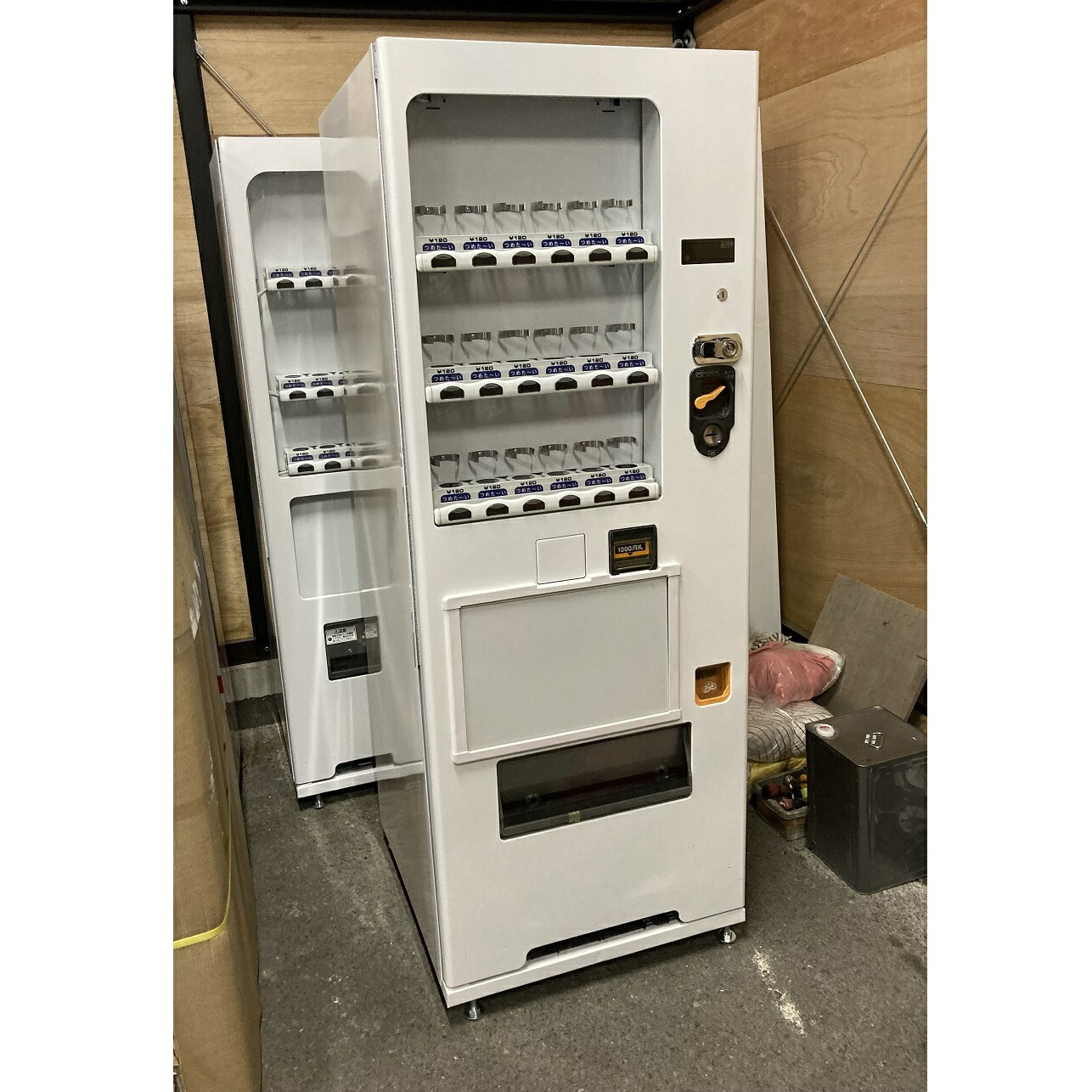 飲料自動販売機 縦型 白 新品自動販売機 | 食品・飲料用から冷凍・ロッカータイプまで