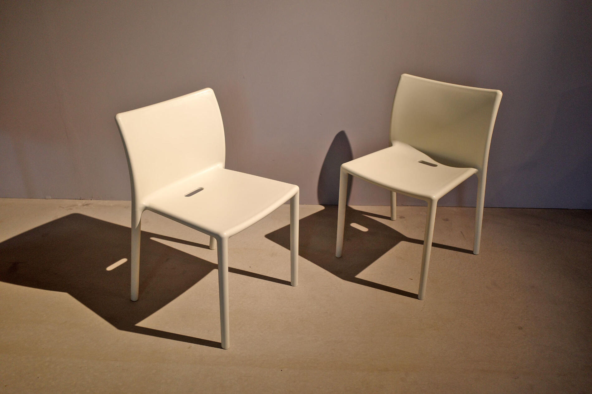 Magis/マジス AIR-CHAIR 2set/エアチェア 2脚セット ホワイト 白 JASPER MORRISON /ジャスパーモリソン デザイン スタッキングチェア ダイニングチェア 屋外使用可能 ガーデンチェア ベランダ 庭 ミッドセンチュリー家具 イス、椅子 イタリア 正規品 定価66,000円【中古】｜アンダーグラウンド