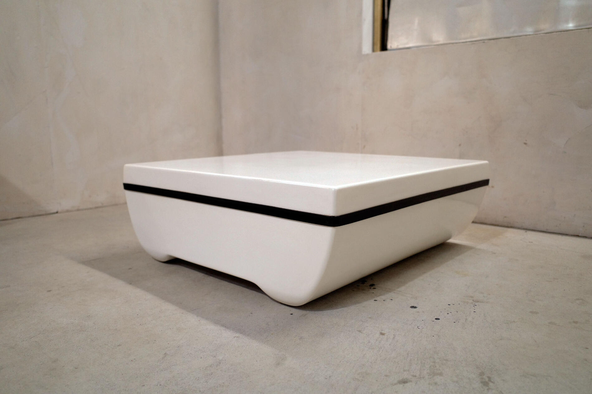 【直接お渡し】moda en casa フライングテーブル ガラス コンクリート 直接お渡し】moda en casa フライングテーブル ガラス コンクリート