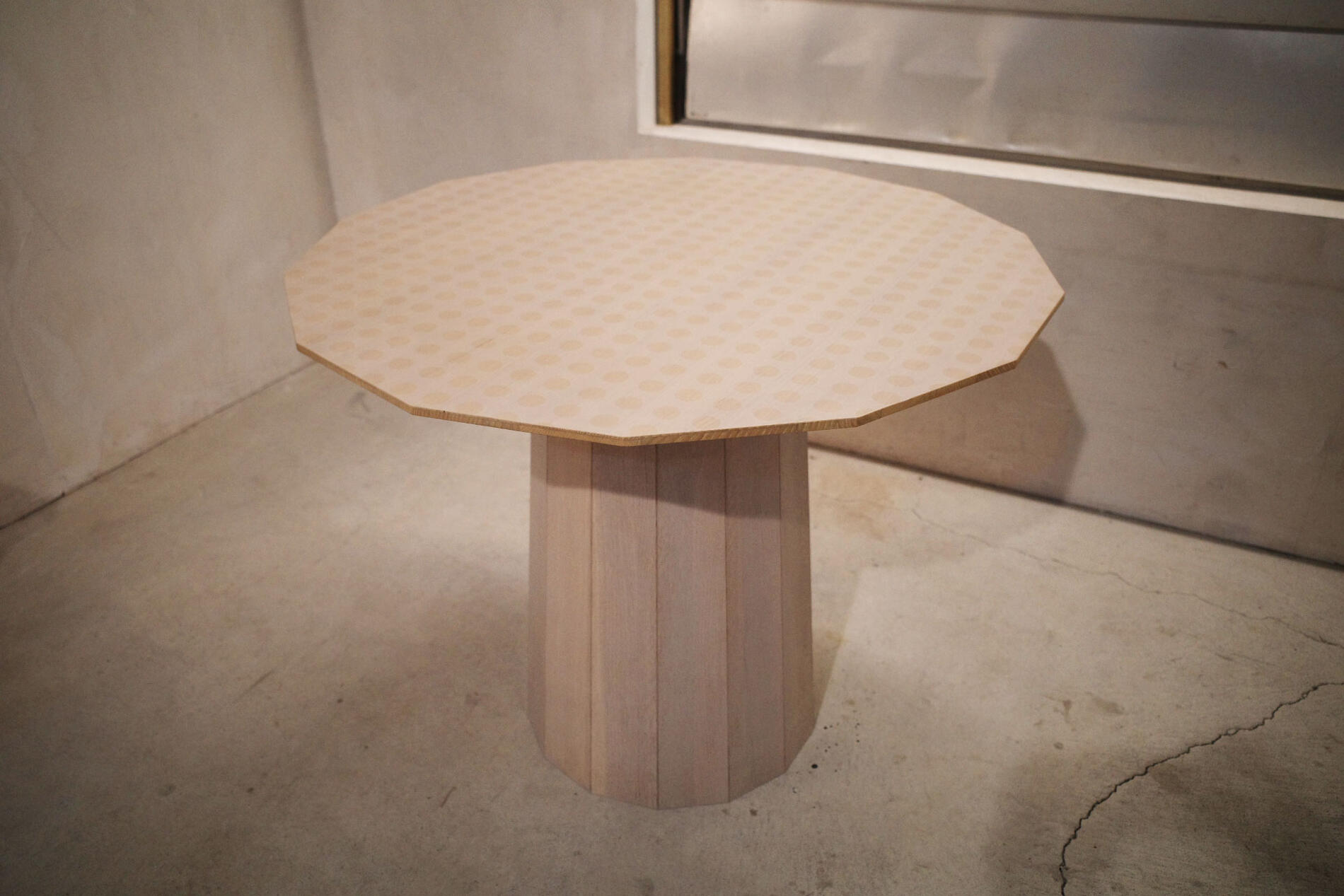 店先見せびらかす品 KARIMOKU NEW STANDARD/カリモクニュースタンダード COLOUR WOOD DINING 95/カラーウッドダイニング95 ラウンド時刻表 14角形 丸型 丸型 点点柄 水玉 木材/木製 北欧調度品 今めかしい 見せびらかす台 晩ご飯時刻表 御役目台  日本調度品 中古美品 必要経費220000円【中古】