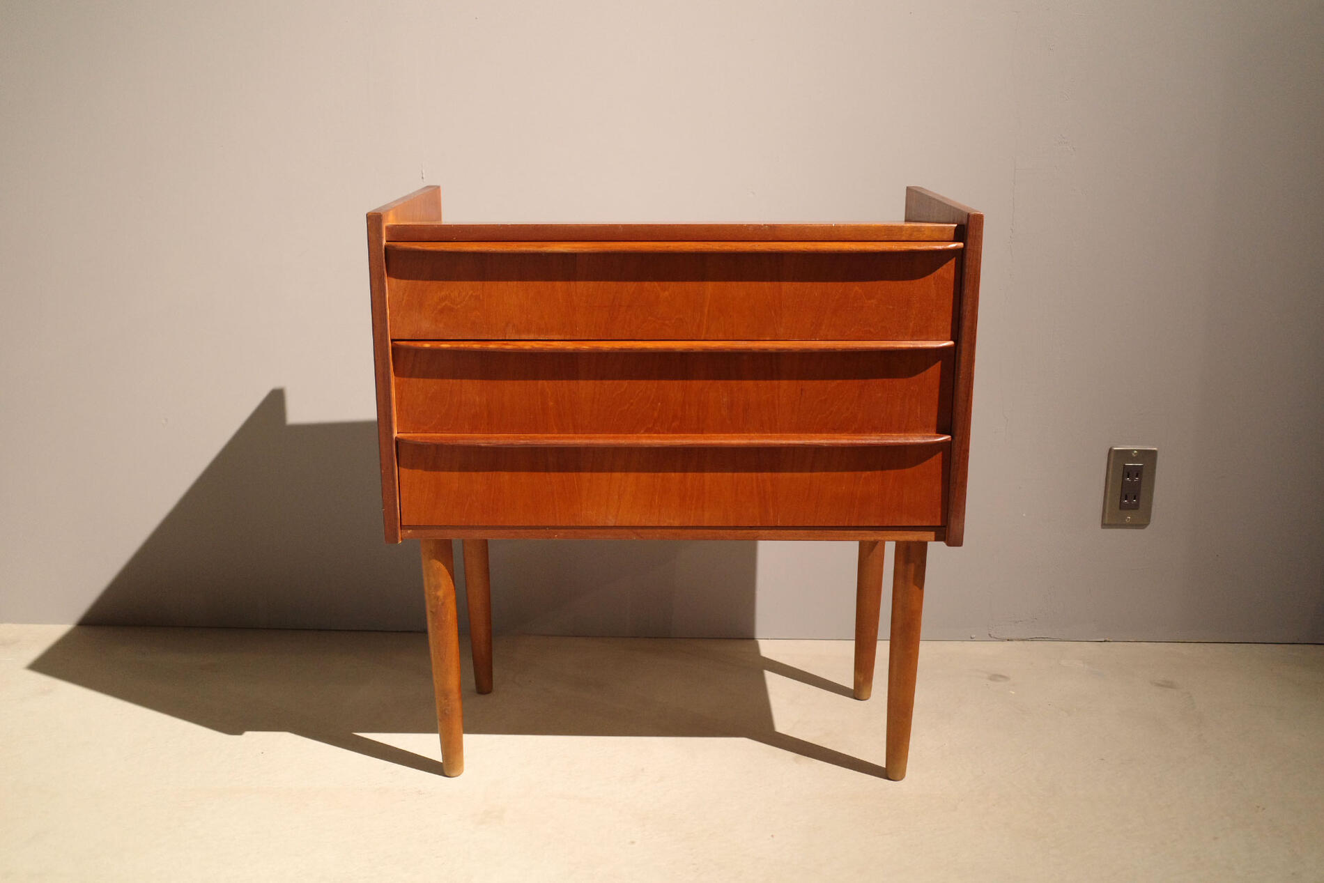 Vintage/ヴィンテージ 3段洋服箪笥 made インチ denmark/デンマーク王国製 シェルフ 側面ゲーム盤 ミッドセンチュリーデザイン調度品 Antique/アンティーク 白木/木製 北欧調度品 シェルフ チーク 押し入れ サイドテーブル 見せびらかす台 北欧ひな形 抽き出し 納める調度品  【中古】