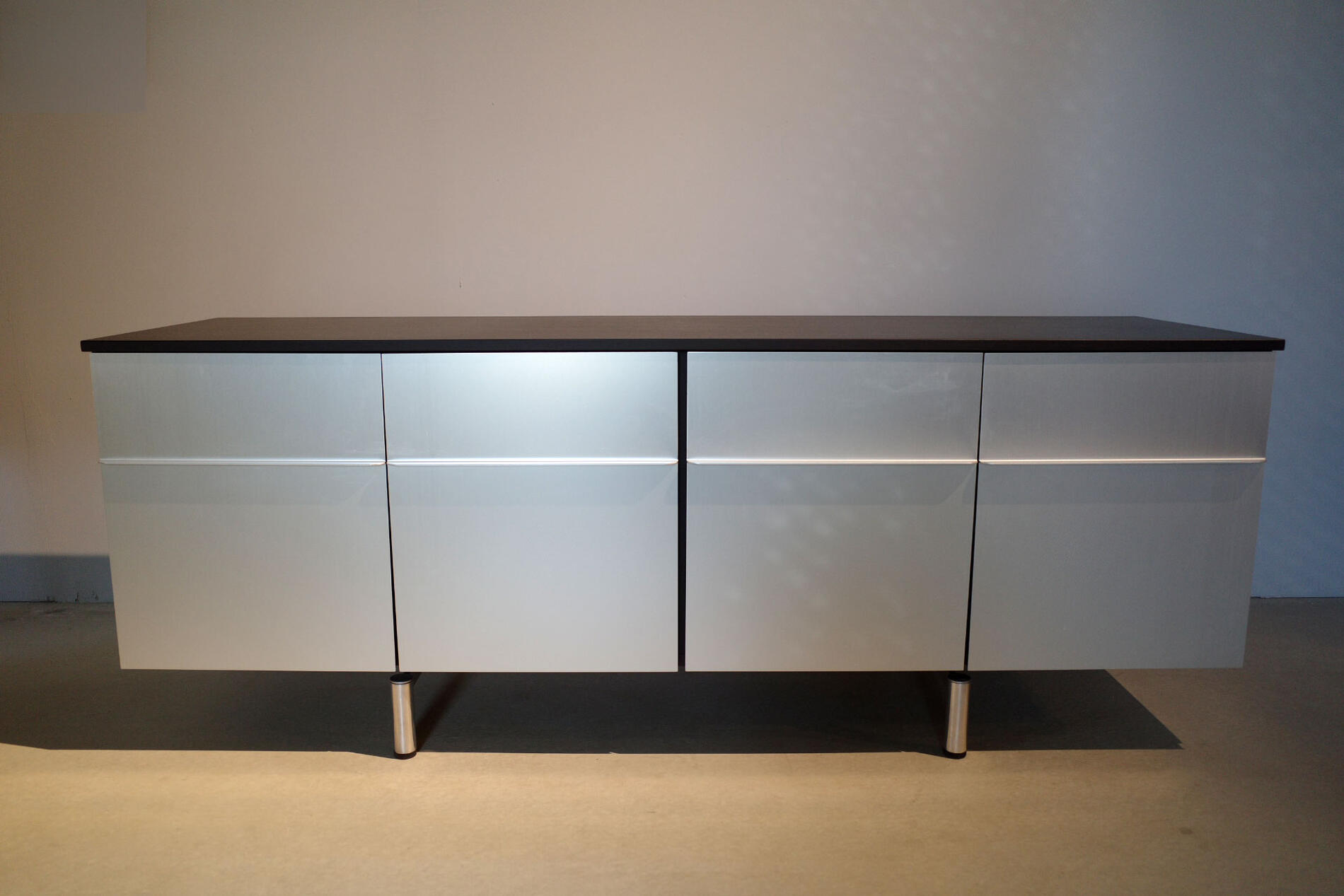 DePadova/デパドヴァ SHINE CABINET/シャインキャビネット Side board/側面ゲーム盤 Cassina/カッシーナ IXC/イクスシー  VICO MAGISTRETTI/ヴィコ マジストレッティデザイン  イタリア共和国 郵便受け今めかしい 調度品 軽銀 しろがね色 納める棚 書物棚 洋服箪笥 シェルフ 洋服箪笥【中古】