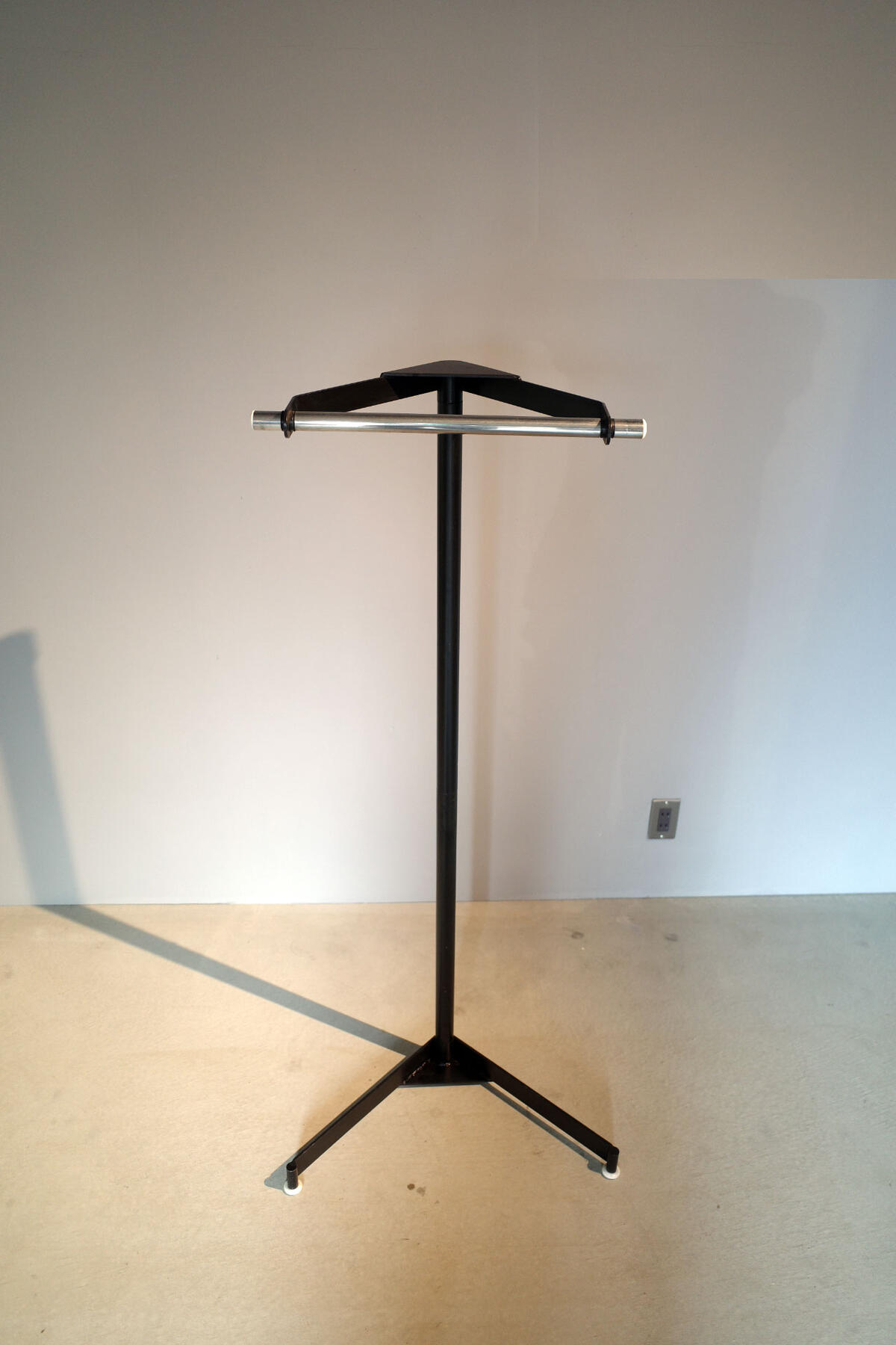 Vintage/ヴィンテージ postmodern design/ポストモダンデザイン 厚地の外套ハンガー ハンガー仕合わせ 御召しもの掛け 調度品 御召しもの機械 執務室調度品 spaceage design/スペースエイジデザイン ハンガー照明ランプ 見せ物貨物自動車 バス発着場機械 御召しもの屋 Antique/アンティーク【中古】