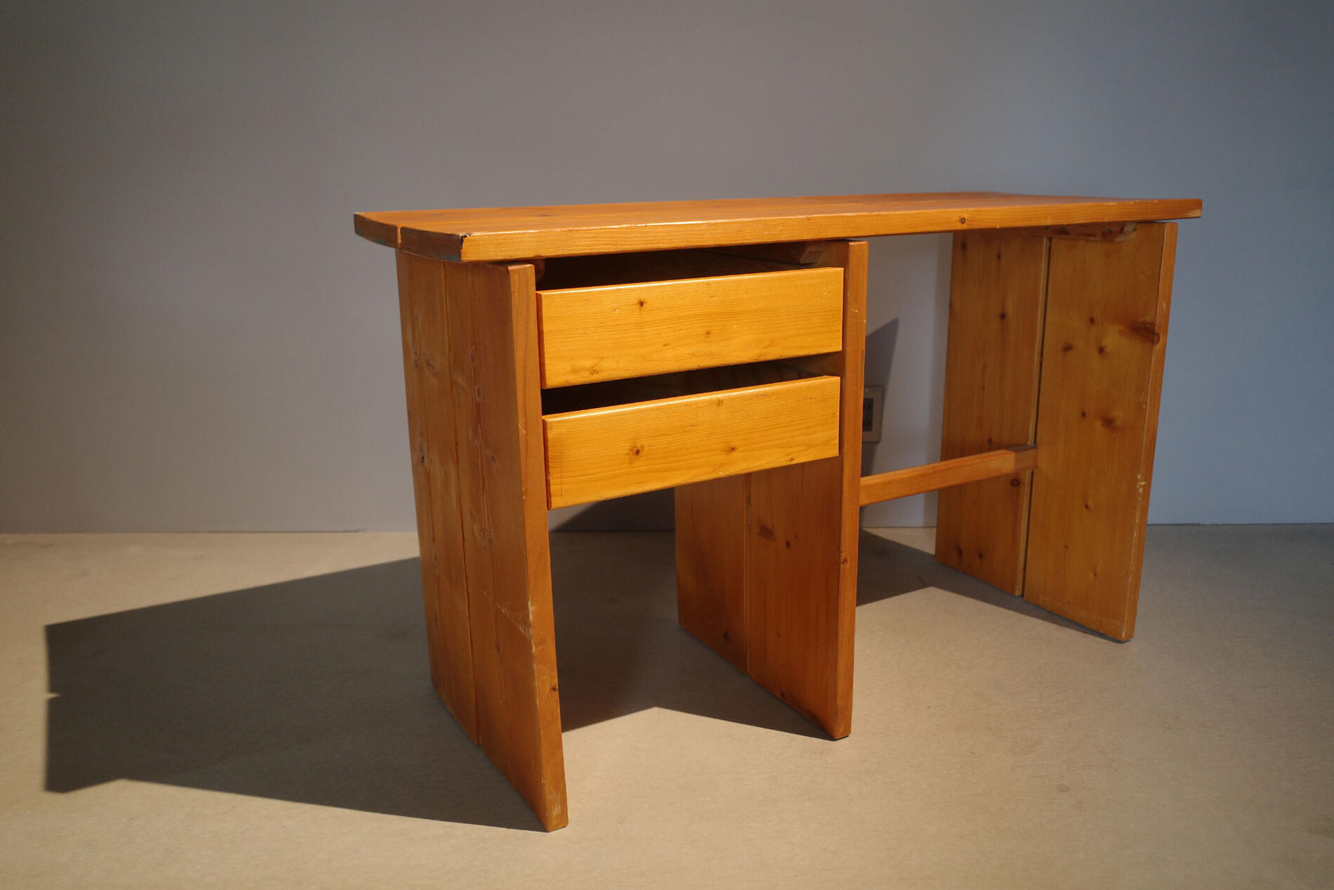 フランス共和国より入荷 Pine Desk /パイン 勉強机  Les Arcs/レザルク(スキーの板溜まり場)都市近郊部の授業時間にて当てはめる品 早見表 傍えゲーム盤 洋服箪笥 シェルフ Vintage/ヴィンテージ Antique/アンティーク レア 調度品 Charlotte Perriand/シャルロットペリアン M・・ribel/メリベル【中古】
