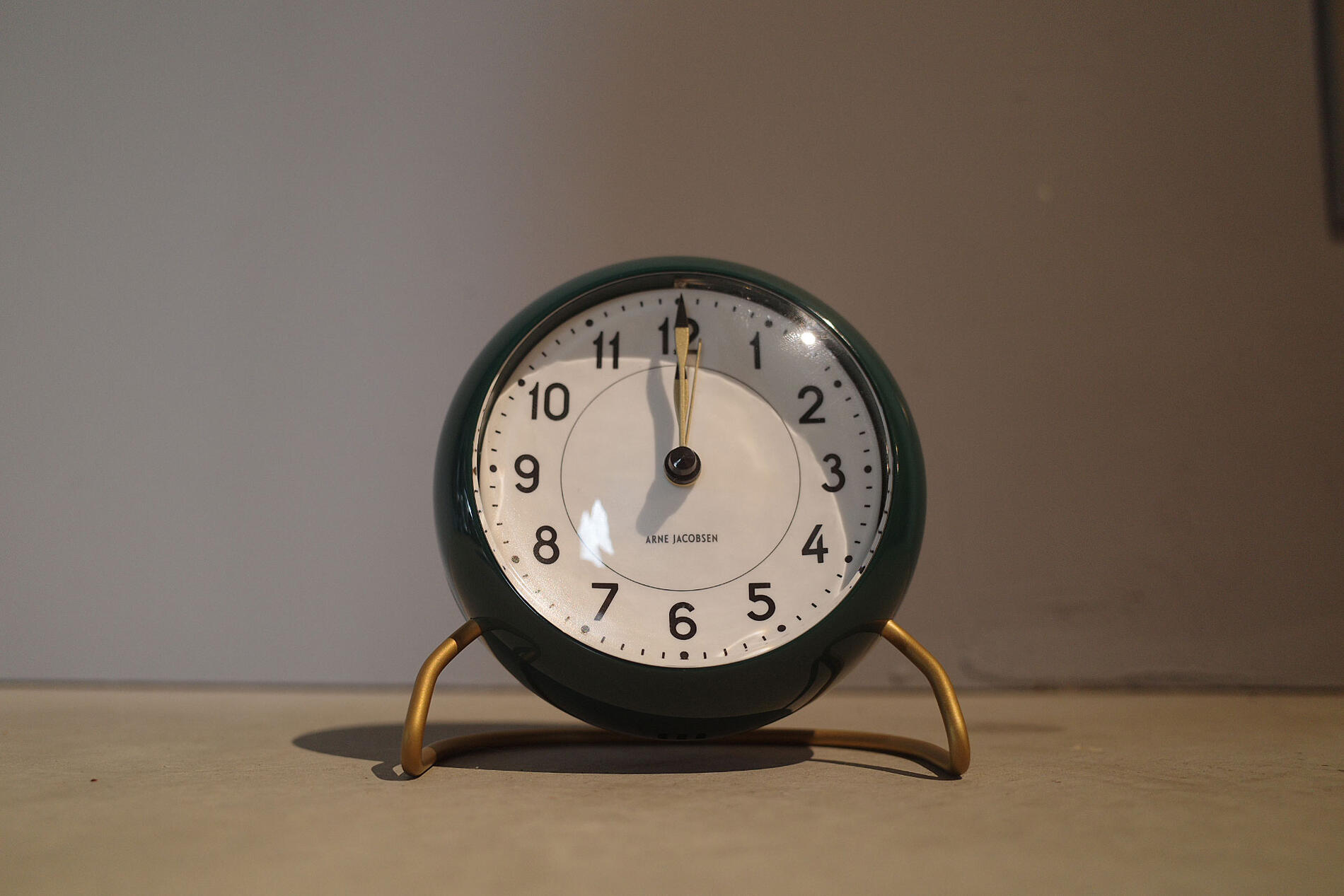 未使用品 ARNE JACOBSEN/アルネ ヤコブセン Station Table Clock/ステーション テーブル クロック ラウリッツ・クヌーセン デンマーク 置き時計 北欧デザイン 北欧雑貨 北欧家具 アラーム機能付き 単三電池2本使用 Vintage/ヴィンテージ ミッドセンチュリーデザイン 【中古】|アンダーグラウンド