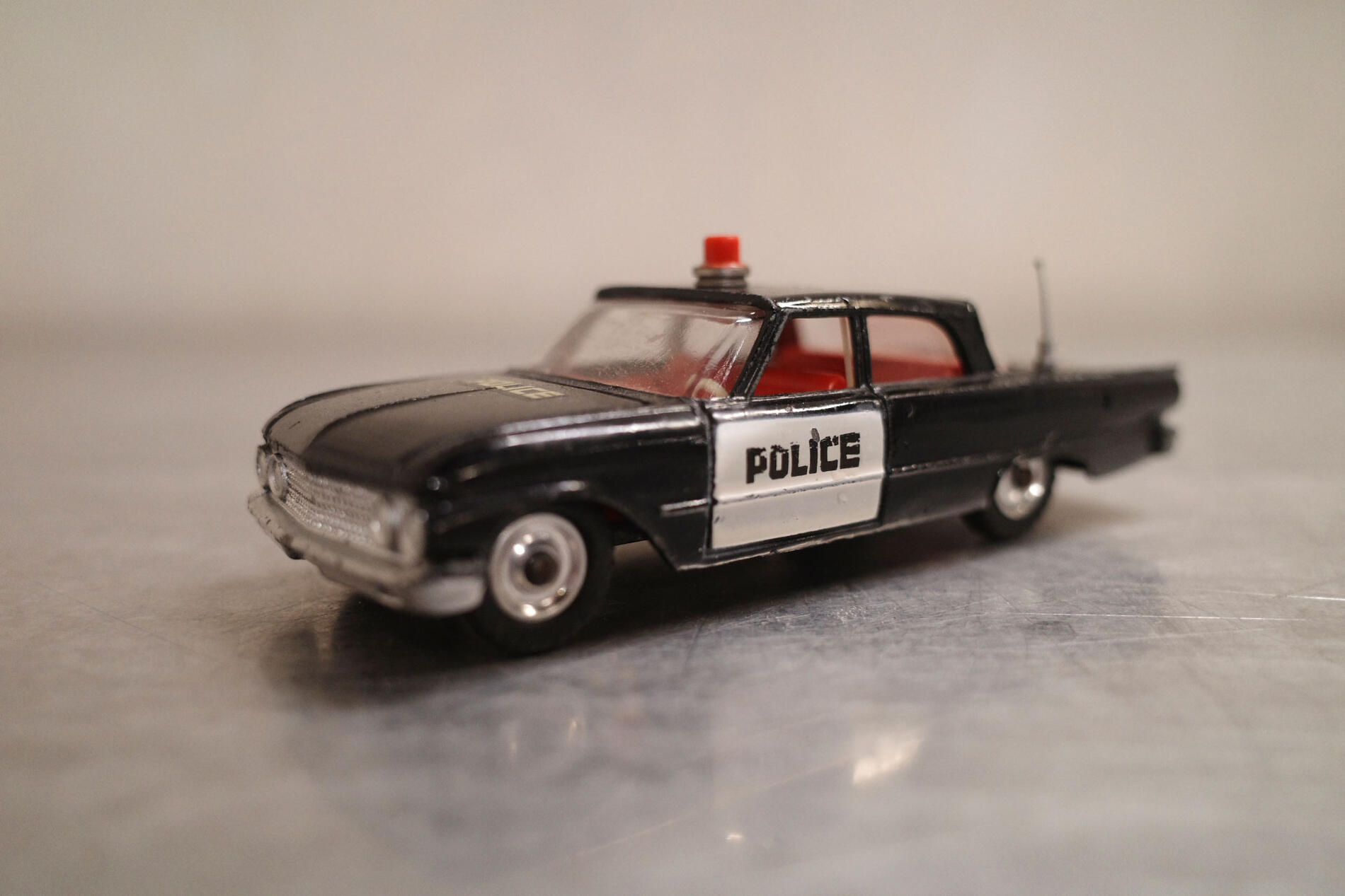 Vintage/ヴィンテージ DINKY TOYS/ディンキー トイズ社製 Made in ENGLAND/イングランド製 Ford fairlane/フォード フェアレーン police MECCANO LTD ダイキャスト 廃盤希少品 ミニカー クラシックカー 車 ミニチュア オブジェ 飾り物 小物 Antique/アンティーク 018【中古】｜アンダーグラウンド