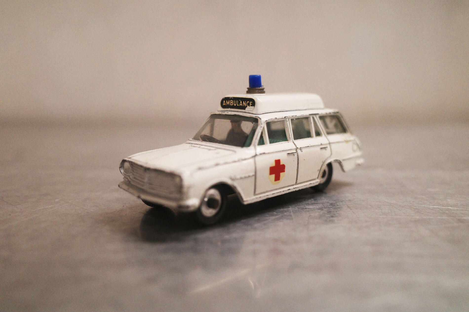 Vintage/ヴィンテージ DINKY TOYS/ディンキー トイズ社製 Made in ENGLAND/イングランド製 278 VICTOR/ヴィクター ビクター 救急車 MECCANO LTD 廃盤希少品 ミニカー クラシックカー 車 ミニチュア オブジェ 飾り物 小物 Antique/アンティーク 028【中古】｜アンダーグラウンド