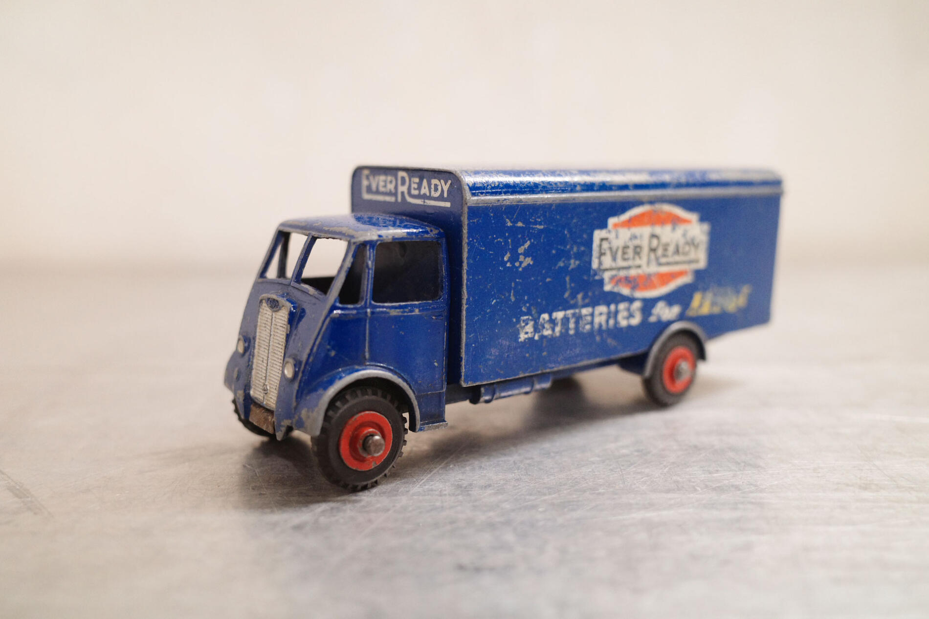 Vintage/ヴィンテージ DINKY TOYS/ディンキー トイズ社製 Made in ENGLAND/イングランド製 918 SUPERTOYS GUY Van/ガイ バン Ever Ready MECCANO LTD ダイキャスト 廃盤希少品 ミニカー クラシックカー 車 ミニチュア オブジェ 飾り物 小物 Antique/アンティーク 031【中古】｜アンダーグラウンド