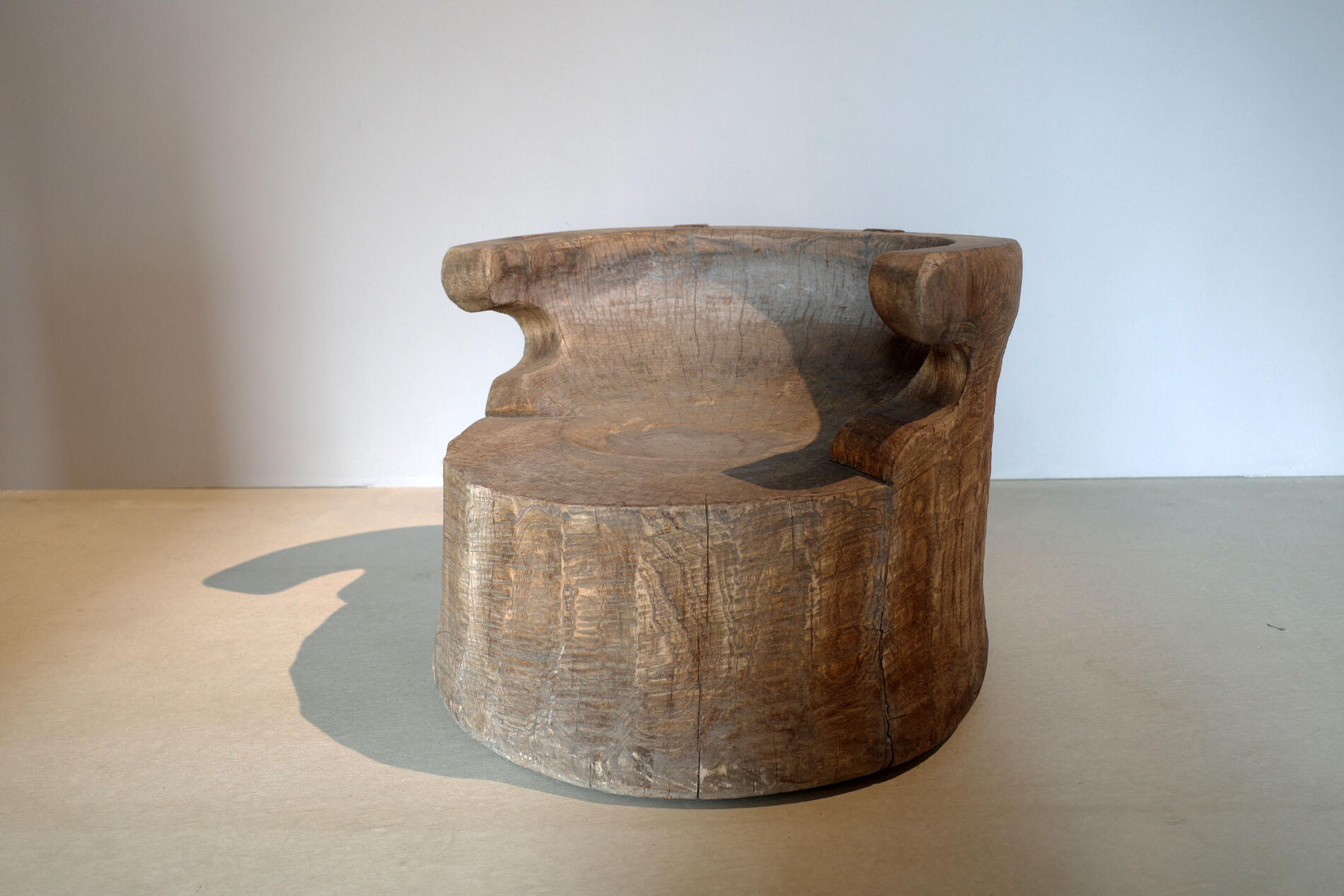 Antique/アンティーク  臼 usu 型 腰掛け 置き目女性議長 プリミティブアート 原始芸術 木彫り 白木軍事基地  見せびらかす 木製 バス発着場機械 オブジェ 工芸 ART vintege/ヴィンテージ 刻みつける 調度品 日本製 アフリカ 長いす 丸太んぼう 原木 純一無雑材 japan わびさび wabisabi 2【中古】